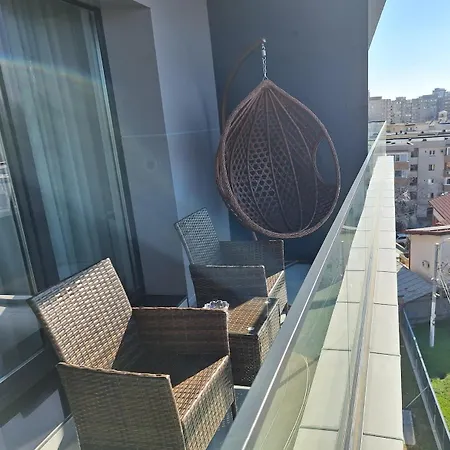 Charming One Bedroom With Balcony & Parking Apartamento