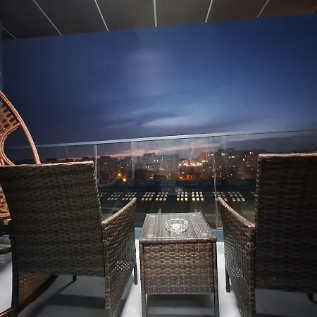 Charming One Bedroom With Balcony & Parking דירה