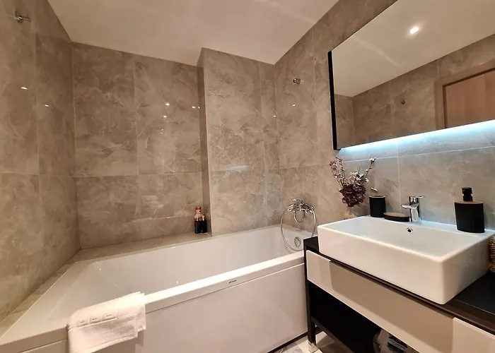 Charming One Bedroom With Balcony & Parking Апартаменти *