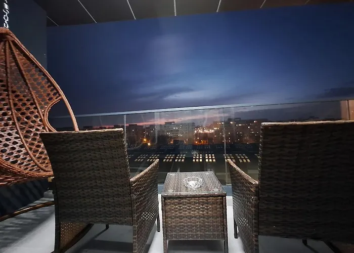 Charming One Bedroom With Balcony & Parking Апартаменти