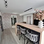 Charming One Bedroom With Balcony & Parking