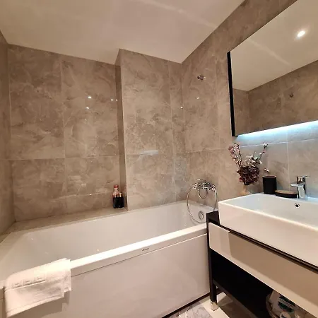 Charming One Bedroom With Balcony & Parking 아파트 *