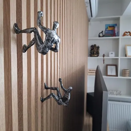 Charming One Bedroom With Balcony & Parking *