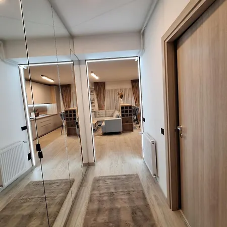 아파트 Charming One Bedroom With Balcony & Parking