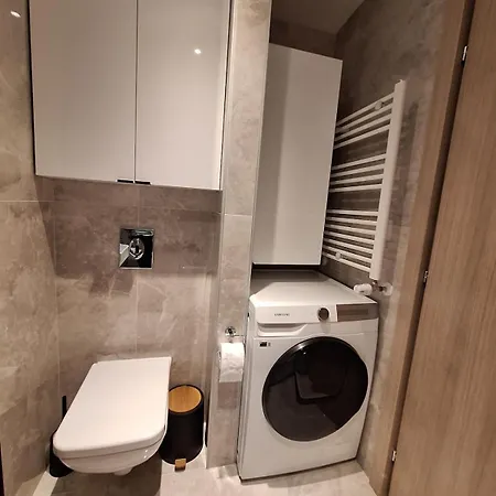 Charming One Bedroom With Balcony & Parking 아파트 *