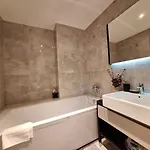 Charming One Bedroom With Balcony & Parking Апартаменти *