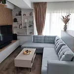 Апартаменти Charming One Bedroom With Balcony & Parking Бухарест