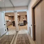 Апартаменти Charming One Bedroom With Balcony & Parking